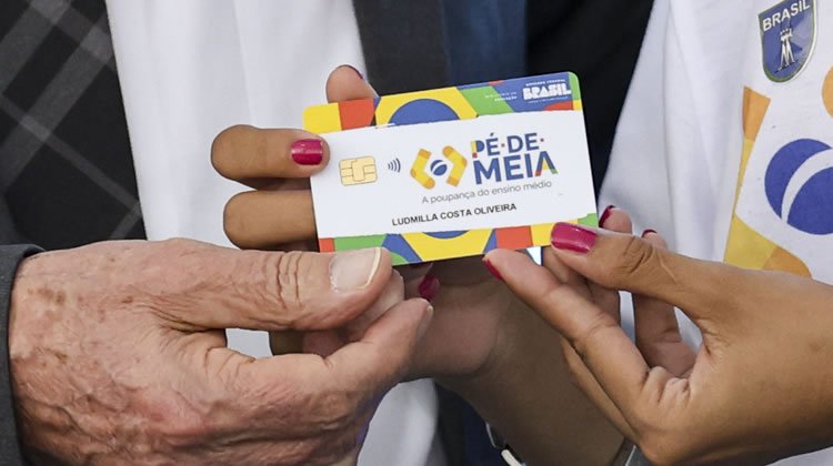 Programa Pé-de-Meia: Entenda Como Funciona, Quem Tem Direito e Como Receber o Benefício